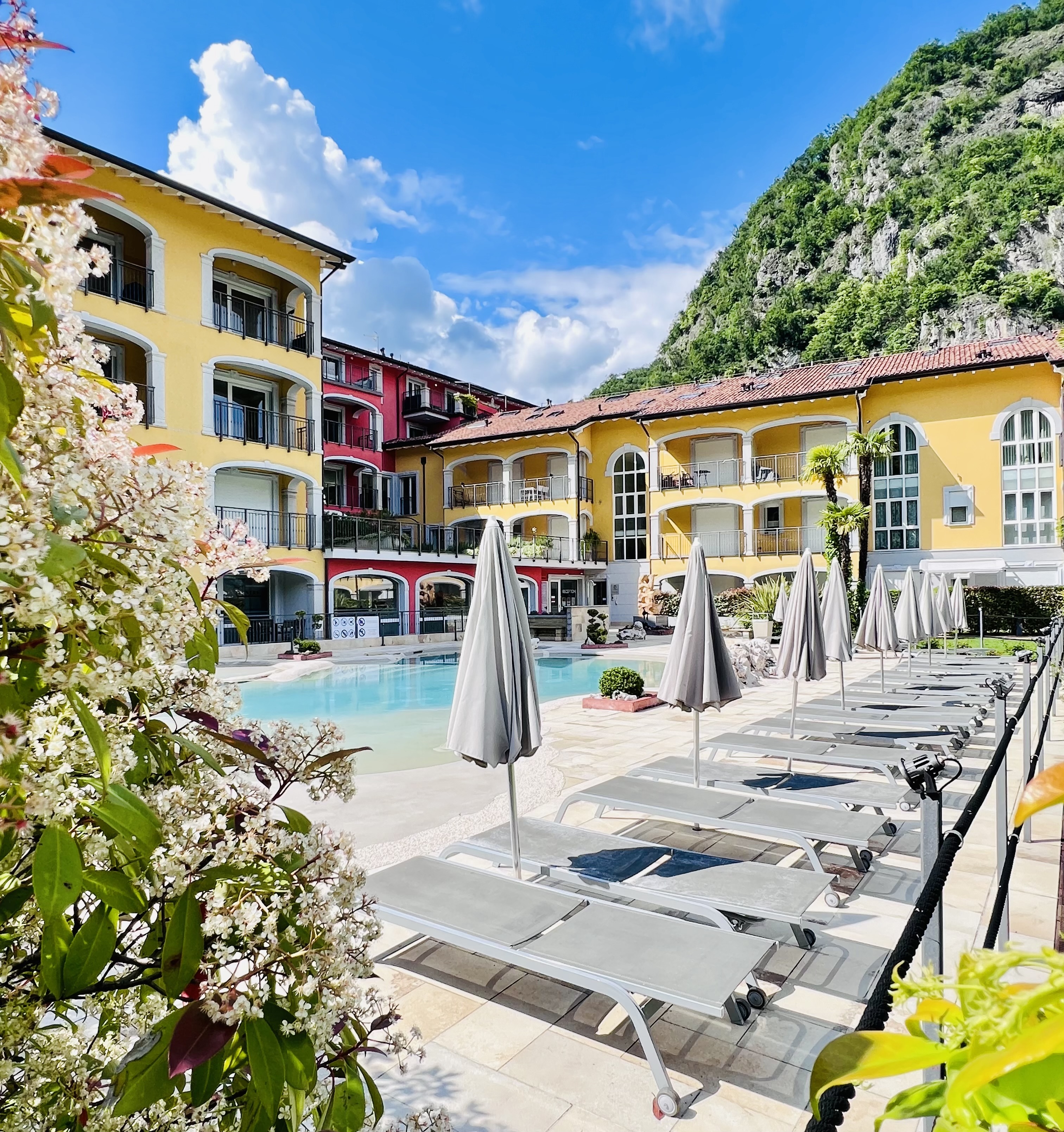 %un'esperienza di relax totale nella SPA% 1 %Vista panoramica del Lago Lugano dal balcone di Yachting Residence%